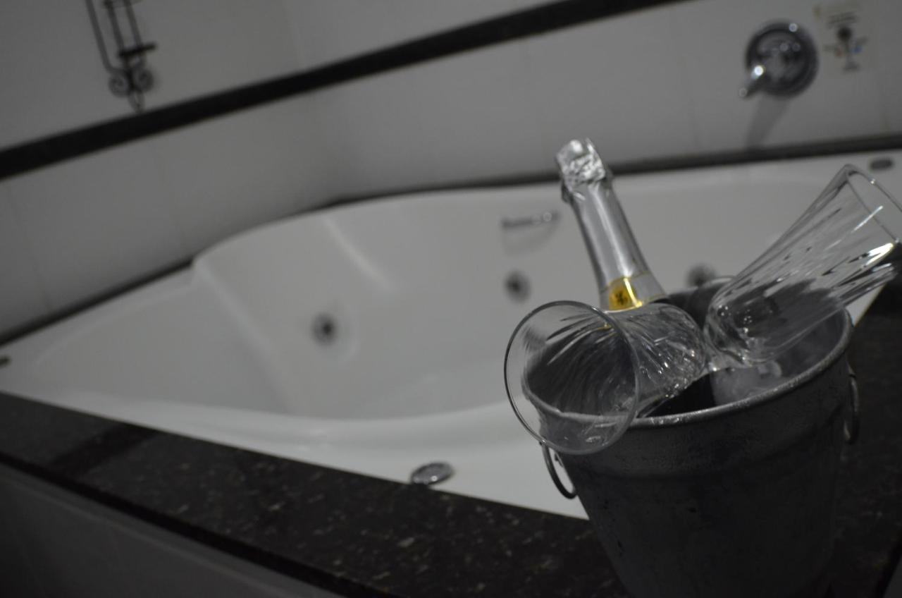 Constantino Hotel E Eventos Juiz de Fora Exterior photo A bottle of champagne in a champagne bucket